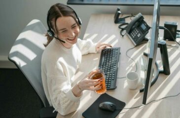 Lachende medewerker - Kantoormanager