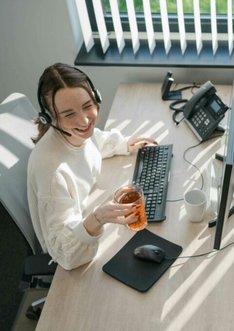 Lachende medewerker - Kantoormanager