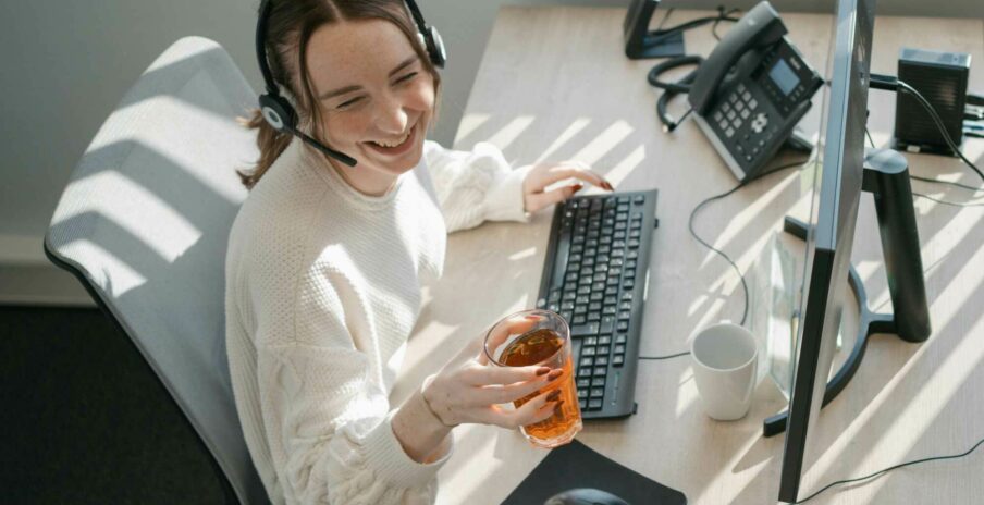 Lachende medewerker - Kantoormanager